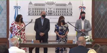 El gobernador Omar Perotti encabezó el acto acompañado por Roberto Sukerman, que dejó su cargo después de casi un año.