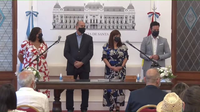 El gobernador Omar Perotti encabezó el acto acompañado por Roberto Sukerman, que dejó su cargo después de casi un año.