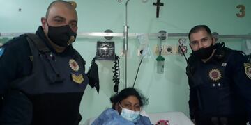 Dos efectivos asistieron en el parto de una mujer que dio a luz en el baño de su casa.