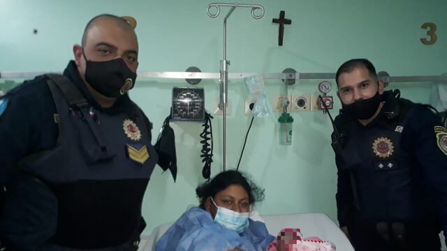 Dos efectivos asistieron en el parto de una mujer que dio a luz en el baño de su casa.