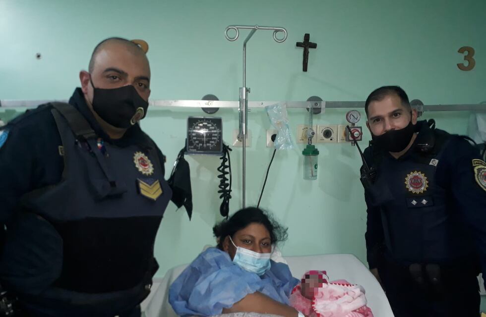 Emocionante: policías ayudaron a dar a luz a una cordobesa, en el baño de su casa