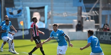 Pablo Vegetti sale de festejo tras abrir el marcador en Alberdi ante Chacarita. (Pedro Castillo)