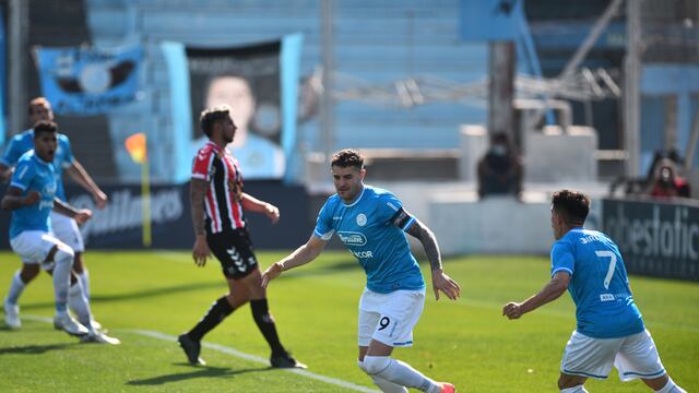 Pablo Vegetti sale de festejo tras abrir el marcador en Alberdi ante Chacarita. (Pedro Castillo)