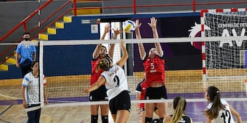 Vóley femenino en el Ave Fénix de Juana Koslay, San Luis