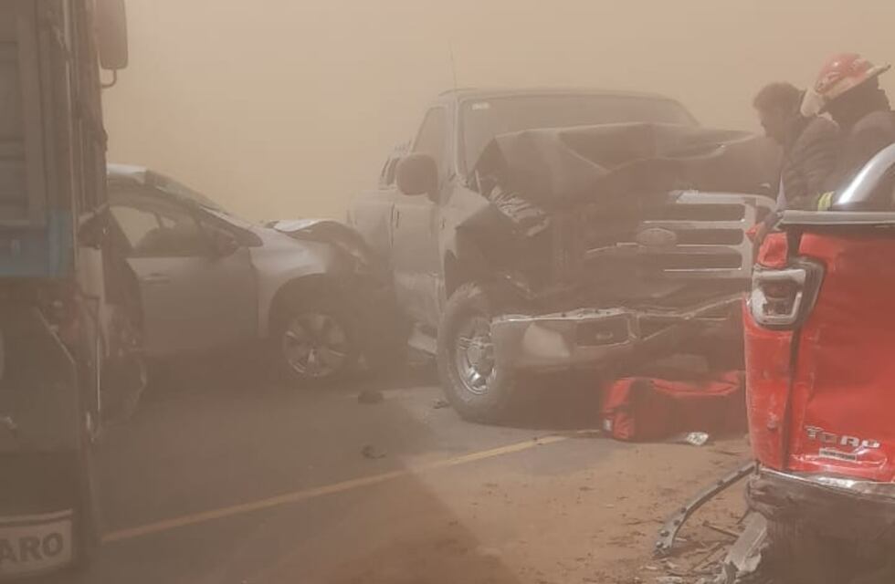 Impactante choque en cadena en Córdoba, en medio de un intenso viento: un muerto y 17 heridos