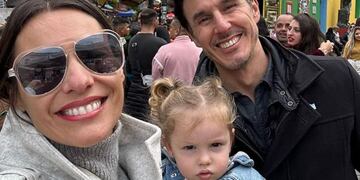 Ana posó con Pampita y Roberto en La Boca.