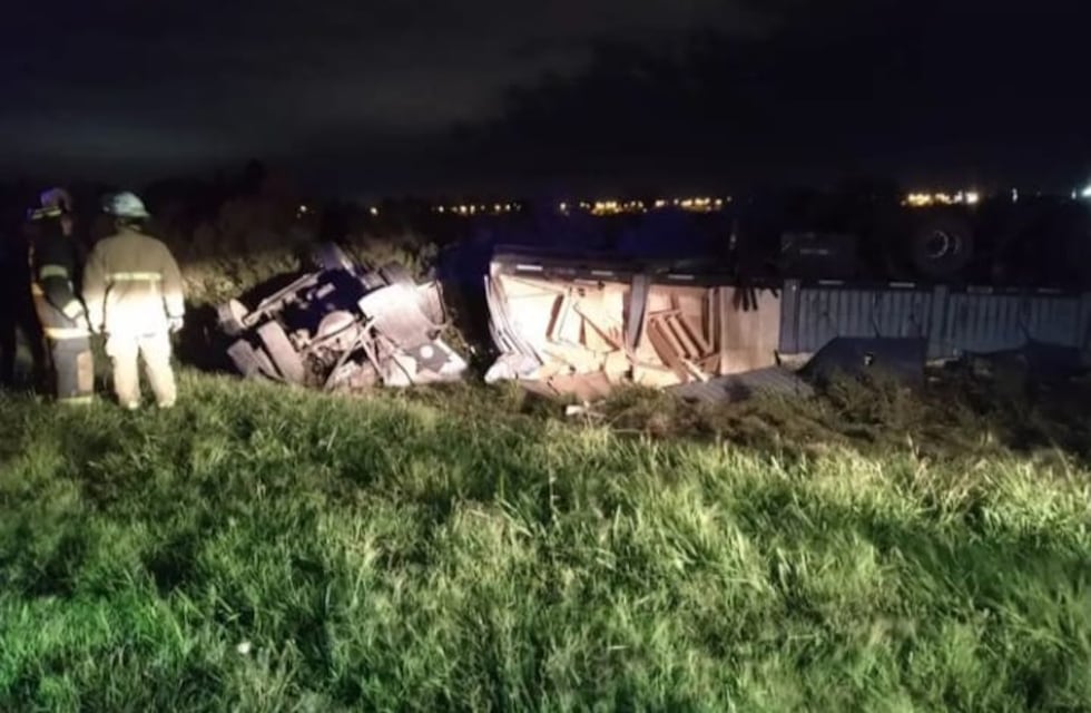 Vuelco en la autopista Rosario - Santa Fe: murió un policía que hacía dedo