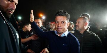 La salida de Marcelo Gallardo del estadio Monumental y el saludo de hinchas. (Gentileza Clarín)