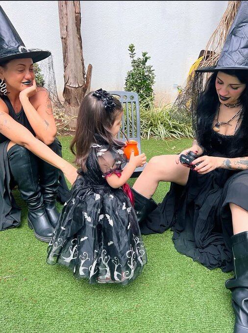 Inti, la hija de Cazzu, tomando mate.