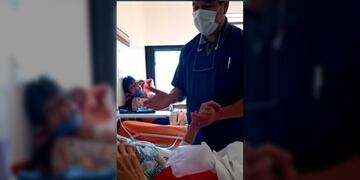 Esperanza sobre todas las cosas: enfermero de Eldorado le canta a sus pacientes.