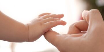 El bebé volverá a tener vínculo con su padre.