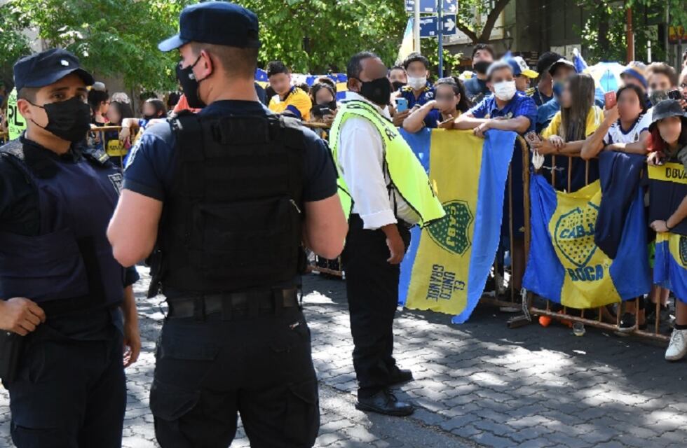 Hinchas de Boca y Argentinos se revolearon sillas en una heladería céntrica antes del partido