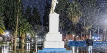 Así lució la Plaza de Jáchal durante la nevada de el martes.