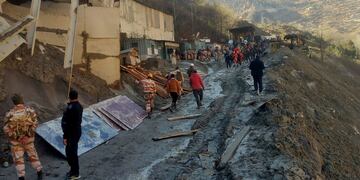 Equipos de rescate trabajan en las inmediaciones del Himalaya. (Reuters)