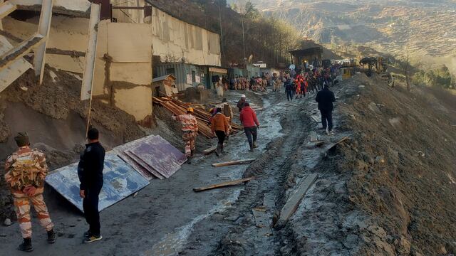 Equipos de rescate trabajan en las inmediaciones del Himalaya. (Reuters)