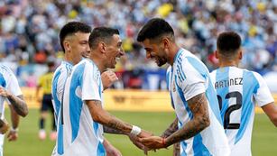 Los dos mejores en la victoria de la Selección contra Ecuador. Di María y el gol, Cuti Romero y una asistencia magnífica (Prensa Argentina).