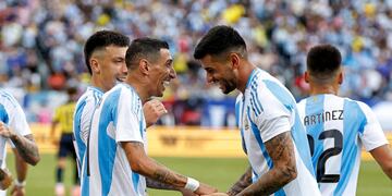Los dos mejores en la victoria de la Selección contra Ecuador. Di María y el gol, Cuti Romero y una asistencia magnífica (Prensa Argentina).
