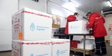 Un total de 1.147.000 dosis de los componentes 1 y 2 de Sputnik V, producidas en la Argentina por Laboratorios Richmond, llegan a las 24 jurisdicciones del país (Télam).