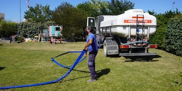 Camiones provistos por ABSA llevan agua a vecinos de Bahía Blanca