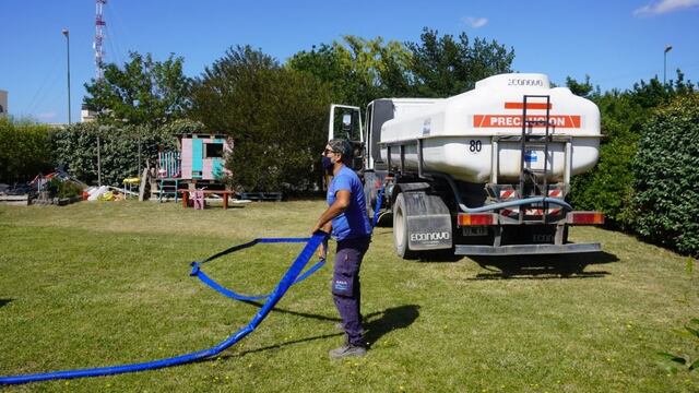 Camiones provistos por ABSA llevan agua a vecinos de Bahía Blanca