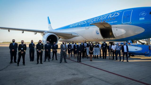Avión de Aerolíneas que traerá al país 300 mil dosis de la vacuna Sputnik. (Foto: Presidencia)