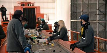 En el establecimiento trabajan recolectores urbanos que formaron una cooperativa.