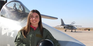 La reina de la Vendimia 2023, Ana Laura Verde, vestida de piloto y con un Pampa.