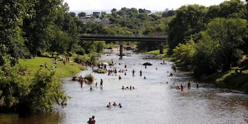 Turistas en la playa el Fantasio de la ciudad de Carlos Paz. (La Voz)