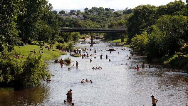 Turistas en la playa el Fantasio de la ciudad de Carlos Paz. (La Voz)