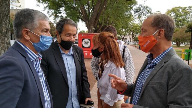 Jorge Muriel, Carlos Del Frade, Brenda Vimo y Rubén Giustiniani, en la Plaza 25 de Mayo en Rafaela