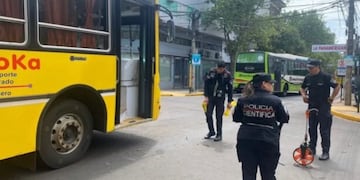 Accidente de tránsito que involucró a un colectivo y un automóvil dejó solo daños materiales.