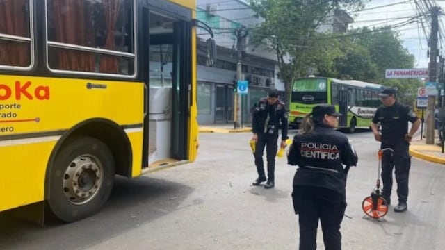 Accidente de tránsito que involucró a un colectivo y un automóvil dejó solo daños materiales.