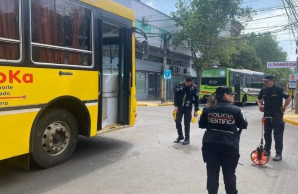 Accidente de tránsito que involucró a un colectivo y un automóvil dejó solo daños materiales