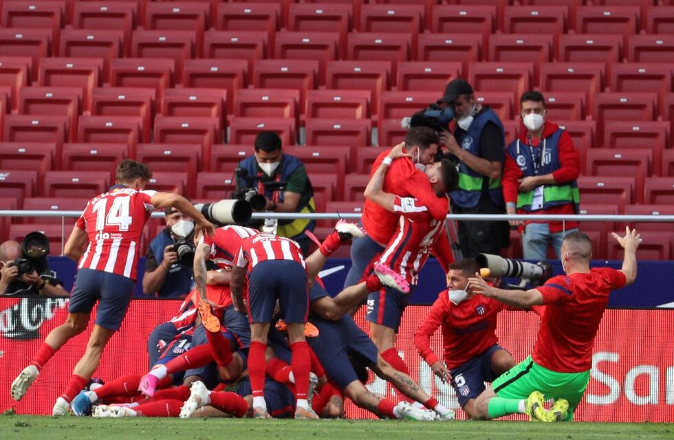 Con un Luis Suárez encendido, Atlético Madrid ganó sobre la hora y defenderá la punta en la última fecha