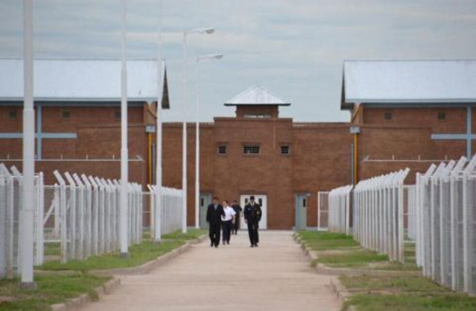 Video: con cuchillos y “escudos”, la pelean dos presos en una cárcel de Chaco