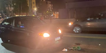 Un peatón fue atropellado en la avenida Uruguay de Posadas por un auto con patente paraguaya.