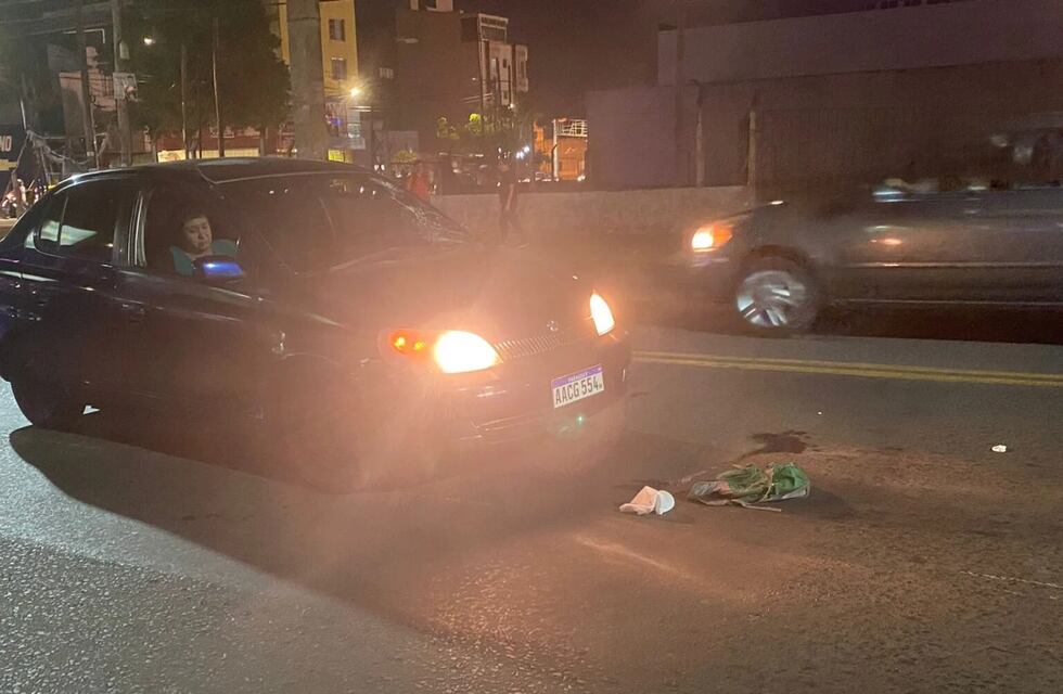 Un peatón fue atropellado en la avenida Uruguay de Posadas por un auto con patente paraguaya
