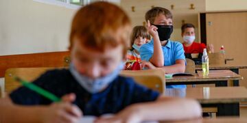 Los niños deberán combinar semanas presenciales y semanas a distancia en Córdoba. (AP)