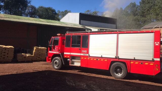 Sofocan incendio en secadero en Oberá.