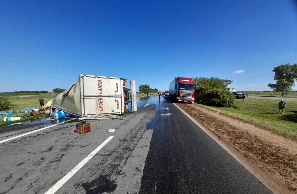 Siniestros viales: dos vuelcos en la autopista Córdoba-Rosario