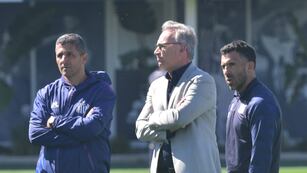El presidente Andrés Fassi y el entrenador Carlos Tevez. Talleres tiene otra parada difícil el domingo, y Ricardo Caruso Lombardi agitó las aguas.
