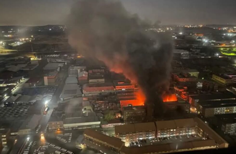 Las imágenes del incendio en un edificio en Sudáfrica, que dejó al menos 74 muertos