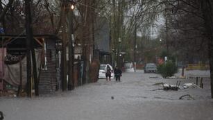Temporal en La Plata, inundaciones, calles anegadas y evacuados (Gentileza).