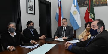 Alfredo Francolini junto a su equipo económico presentaron medidas de alivio fiscal para comercios locales.