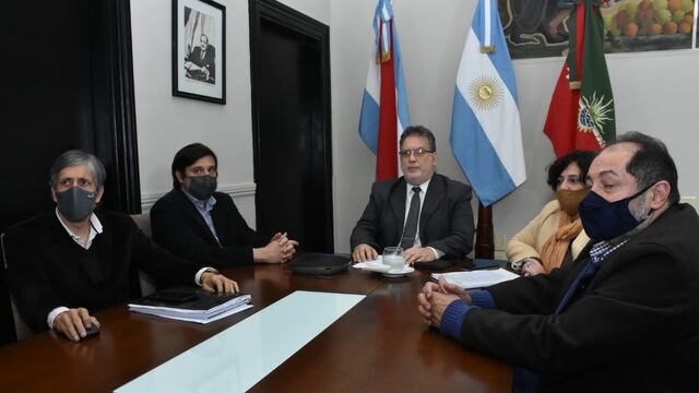 Alfredo Francolini junto a su equipo económico presentaron medidas de alivio fiscal para comercios locales.