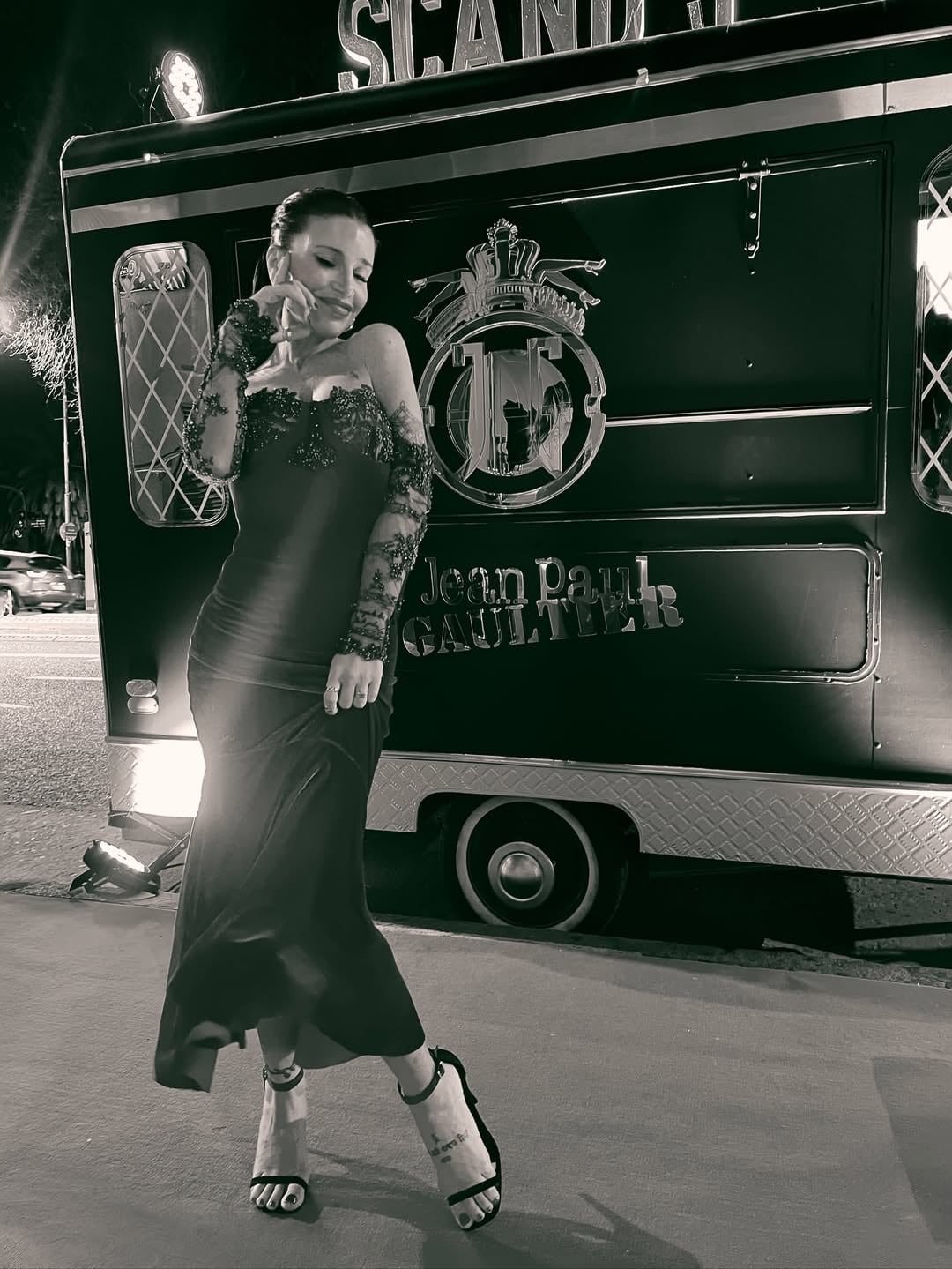Flor Peña eligió el vestido de gala más sexy y lo mostró en una producción hot