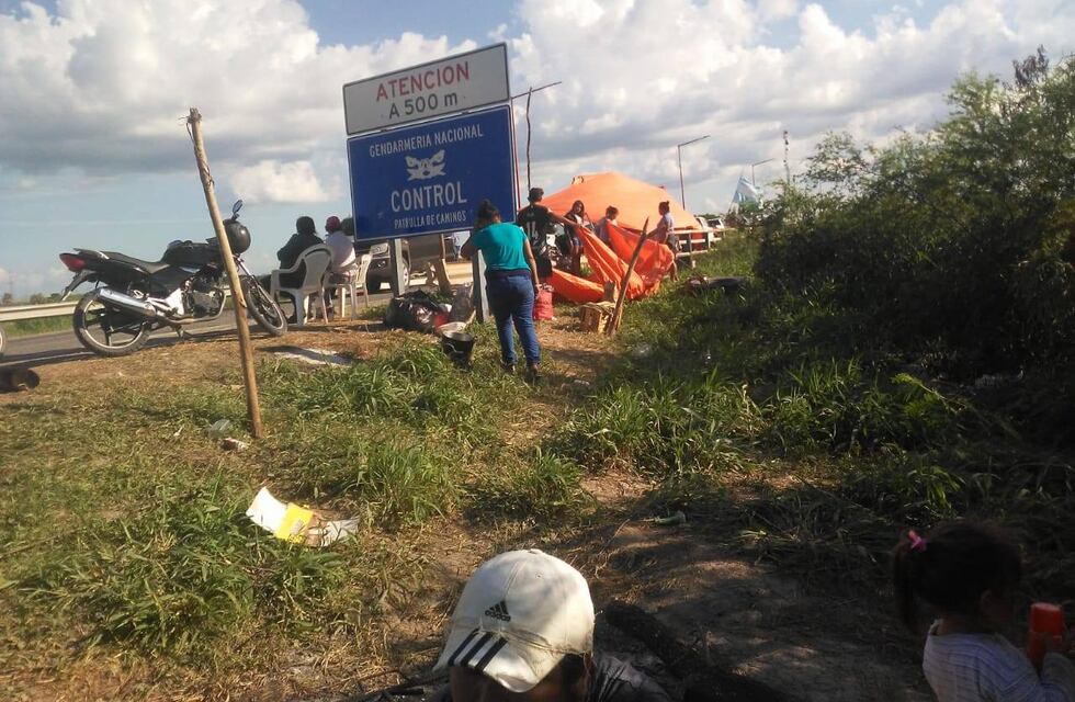 Idas y vueltas: en Clorinda el corte continúa solo se retiró un grupo de aborígenes