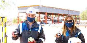 En Barrancas se recibe el petróleo producido en los yacimientos de la zona para su procesamiento y puesta en especificación, antes de ser transportado hacia las instalaciones de la Refinería Luján de Cuyo.