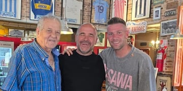 Daniel Willington y Guido Herrera, en una foto que se sacaron el domingo al mediodía. Al medio, Rafael Portieri, propietario de La Mundial (Gentileza)