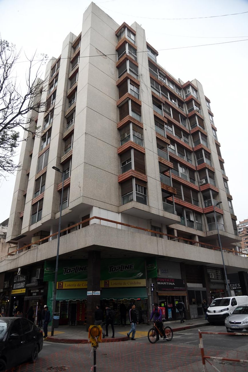 Edificio Gustavo I, de calle Buenos Aires 315, donde encontraron el cuerpo de una mujer en una pared. (Ramiro Pereyra / LaVoz)